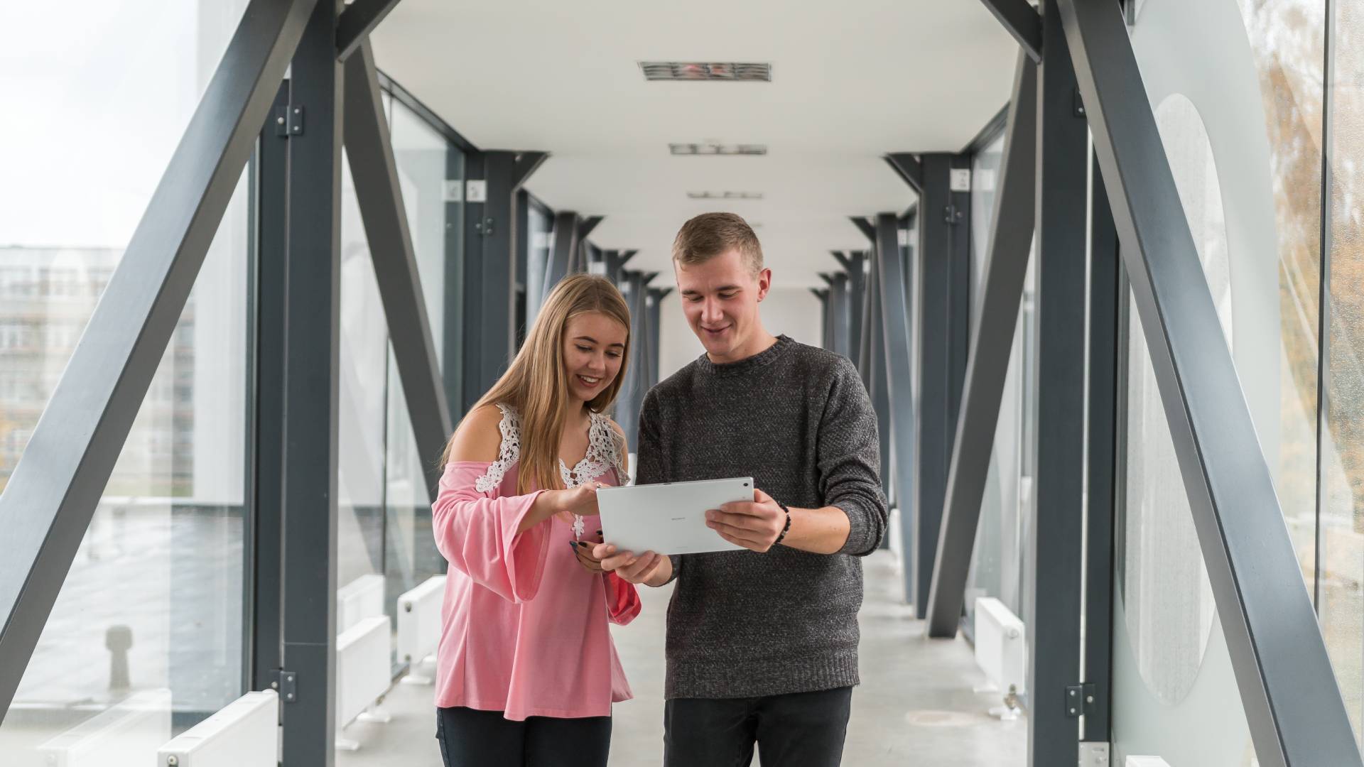 Studentai stikliniame tunelyje