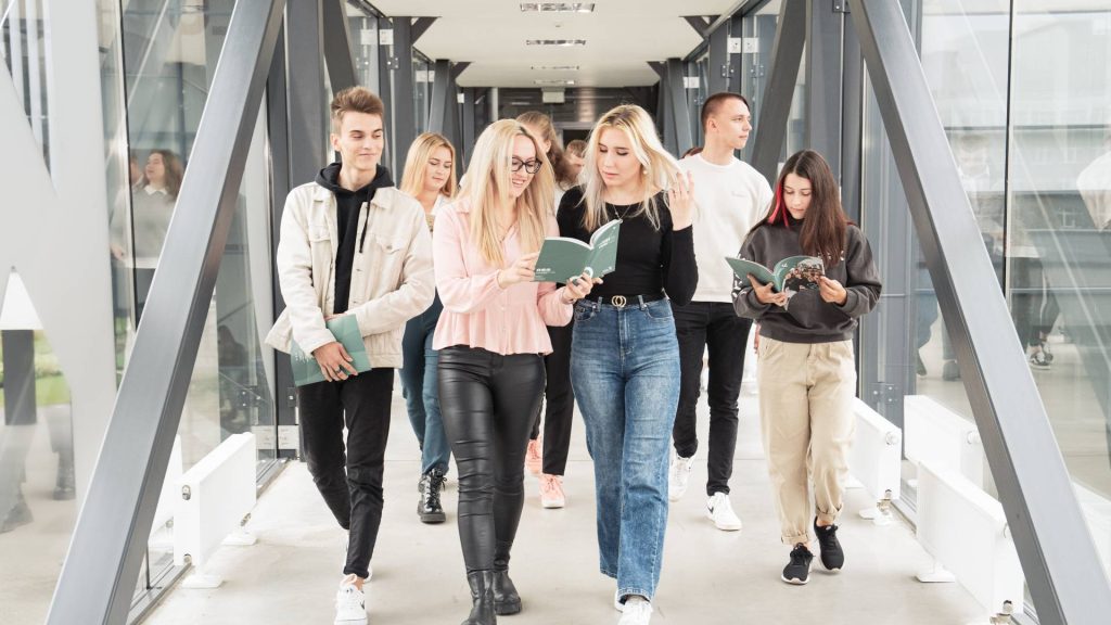 Studentai I Viršeliui